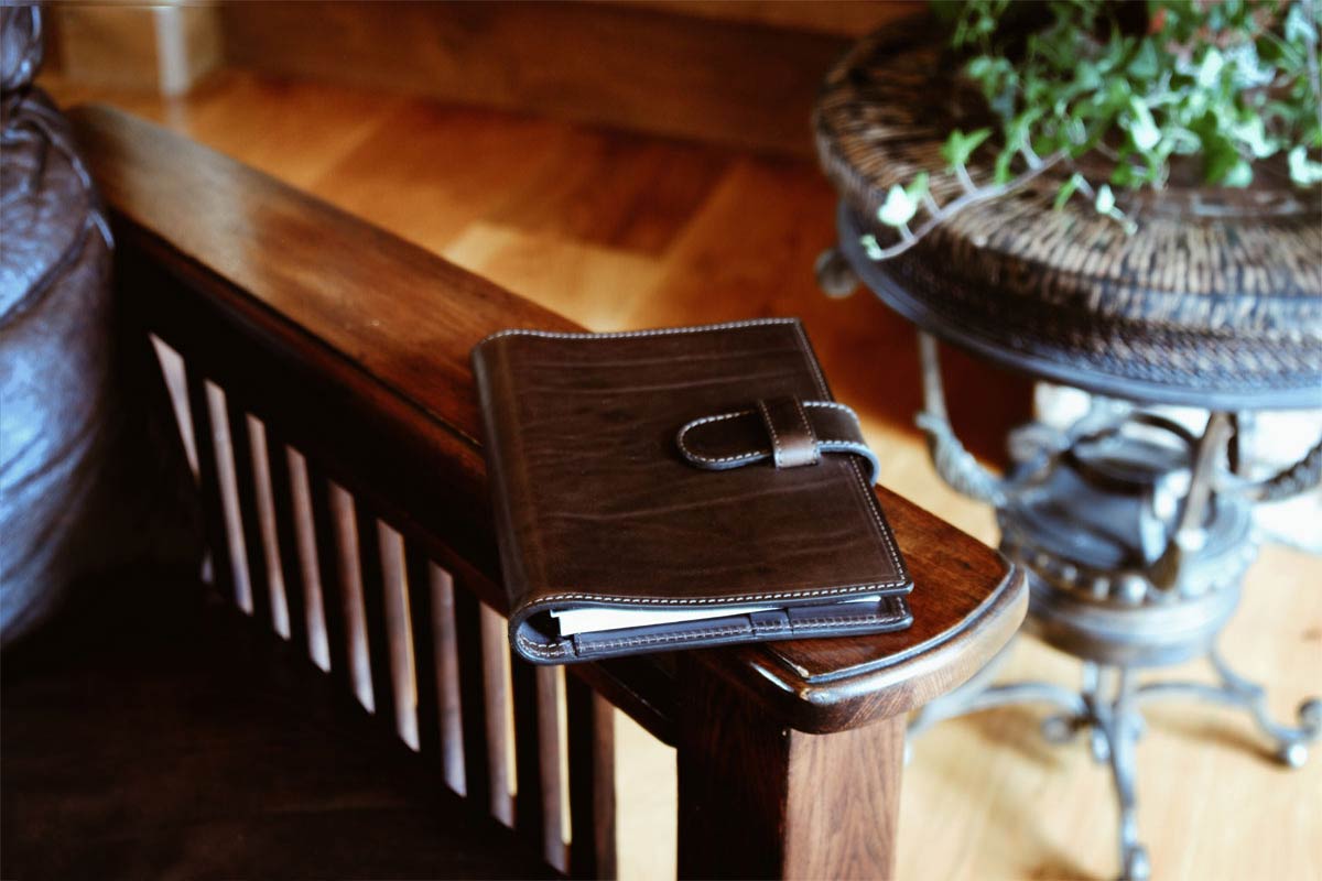 Medium Vachetta Strap Padfolio - Walnut - Borlino