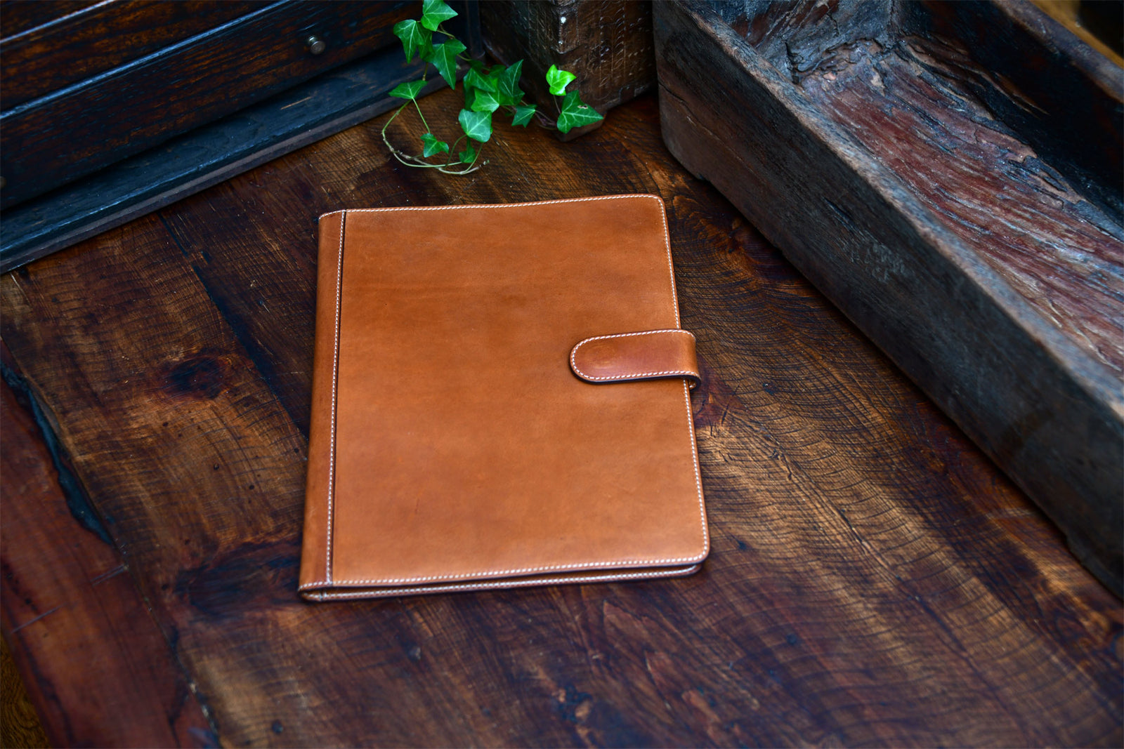 Handmade Leather Magnetic Closure Padfolio - Terra Tan - Borlino