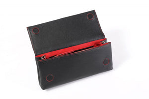 Clutch de cuero italiano hecho a mano - Rimini - Negro ónix - Adornos en rojo lava